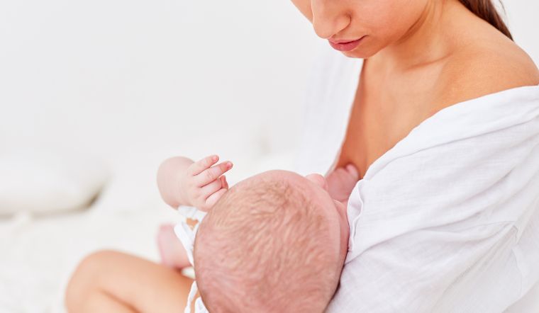3 tư thế nằm giúp mẹ sau sinh thường phòng ngừa đau lưng hiệu quả