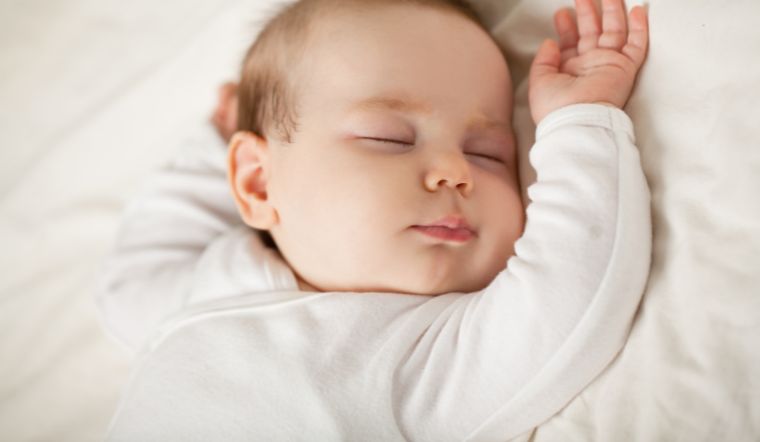 Bé ngủ hay lắc đầu có đáng lo không? Nguyên nhân bé ngủ hay lắc đầu