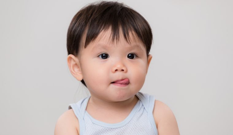 Bé sơ sinh hay lè lưỡi và nhai miệng có bình thường không?