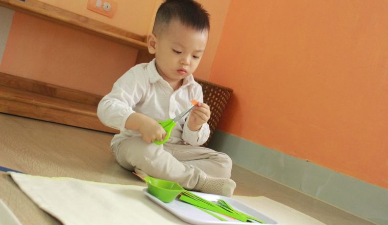 Chỉ dẫn trẻ dùng kéo đúng cách và an toàn