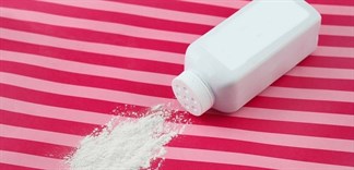 Có nên cho trẻ dùng phấn rôm không? Những lưu ý khi dùng phấn rôm cho trẻ