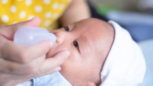 Có nên lấy gỉ mũi cho trẻ sơ sinh? Lưu ý khi ngoáy mũi cho trẻ sơ sinh