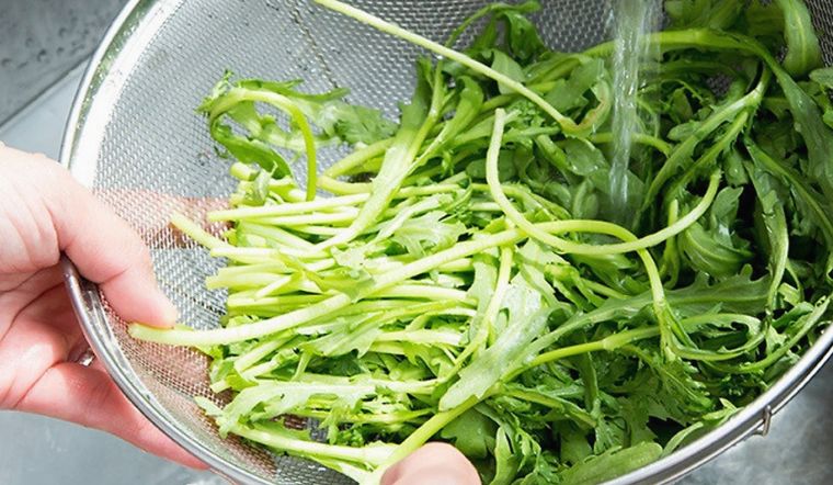 Học ngay cách vẩy rau sống thần sầu, người vụng cũng làm được