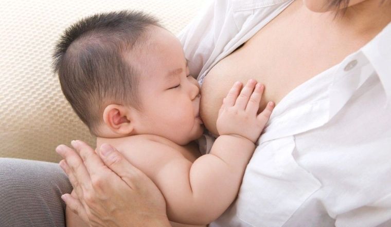 Một số tác hại cho bé khi mẹ vừa cho con bú vừa xem tivi