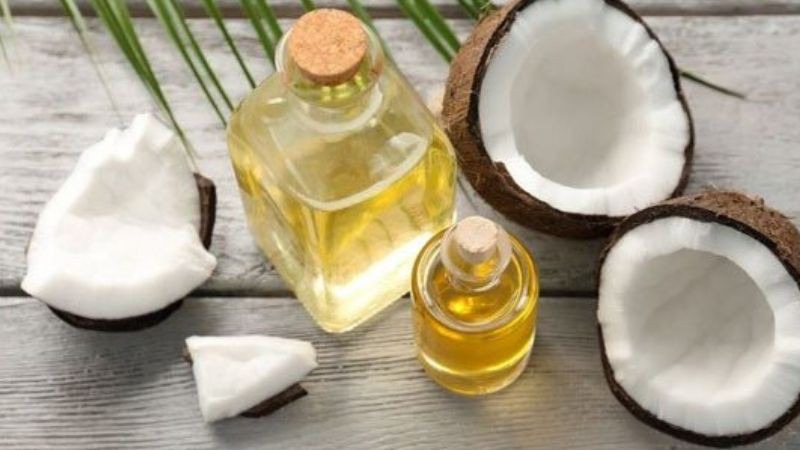 Dưỡng hồng môi bằng dầu dừa