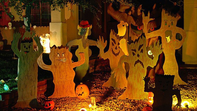 Trang trí Halloween cửa hàng hình thù quái dị