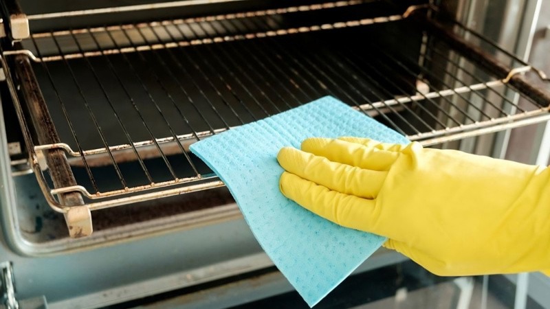 Không nên dùng chất tẩy rửa để vệ sinh lò nướng quá thường xuyên