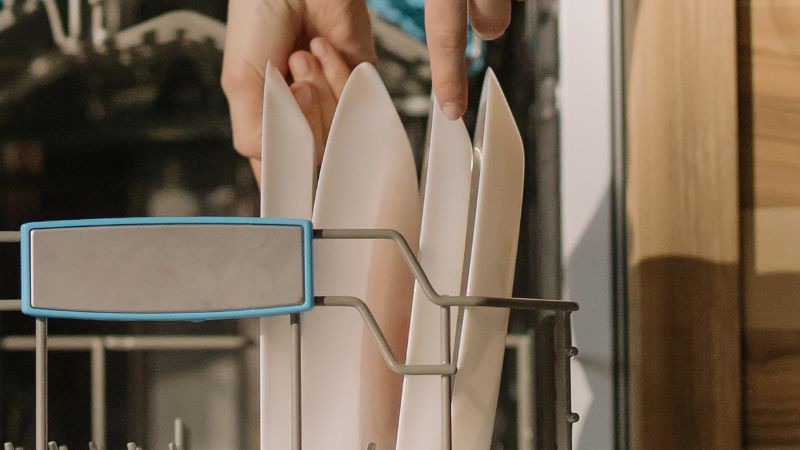 Lấy vật dụng ở giá đỡ dưới cùng ra trước