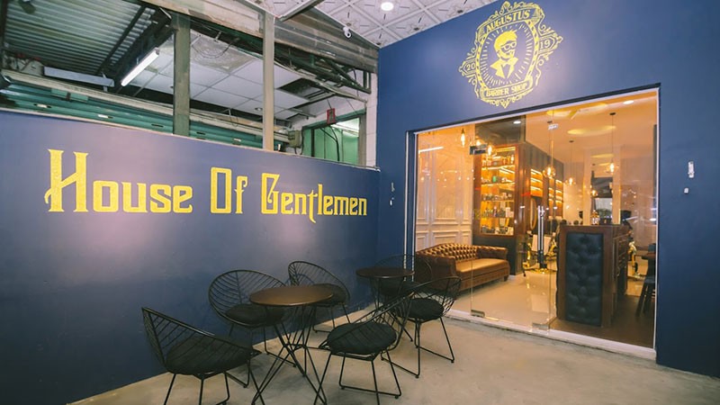  Bên ngoài Augustus Barbershop