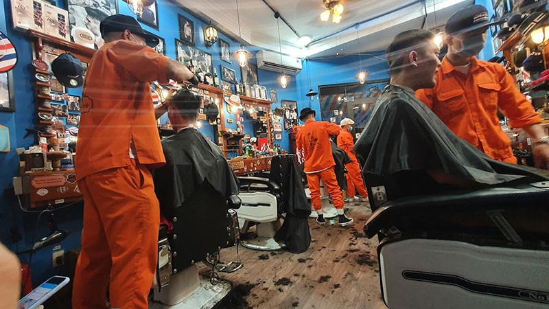 Đông Tây Babershop