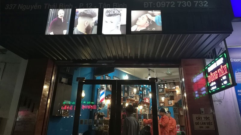 Bên ngoài nhìn vào Đông Tây Babershop
