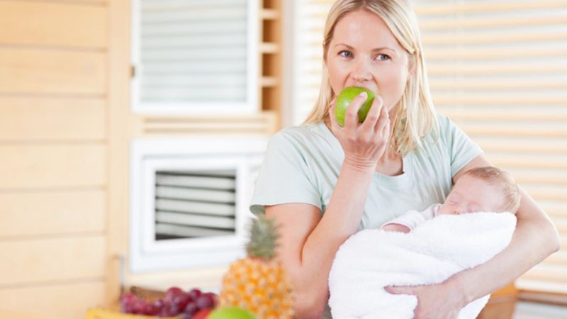 Do bé nhạy cảm với thực phẩm mẹ tiêu thụ hằng ngày
