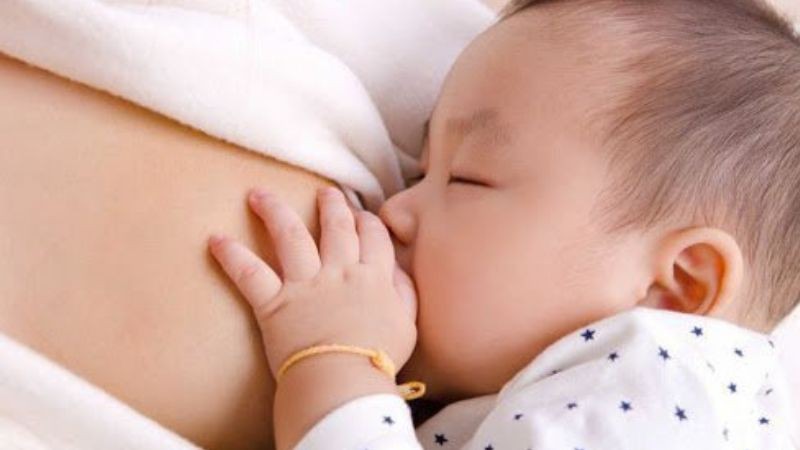 Thích bú bên ngực này hơn bên còn lại