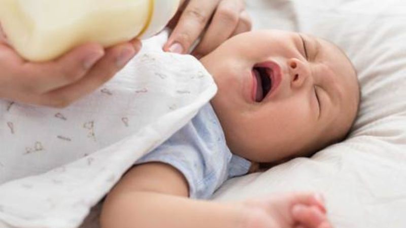 Bé muốn ợ hơi hoặc xì hơi