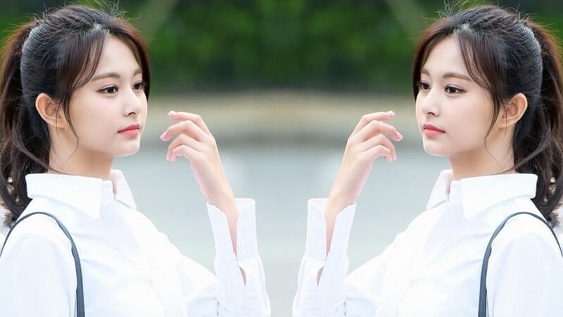 Tóc mái thưa rẽ ngôi giữa