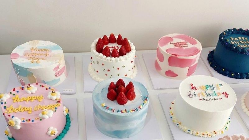 Mẫu bánh với dâu tươi
