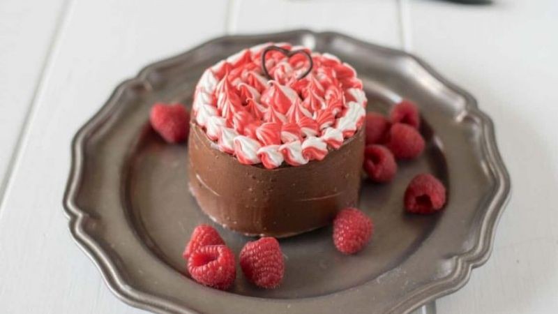 Mẫu bánh socola với trái mâm xôi