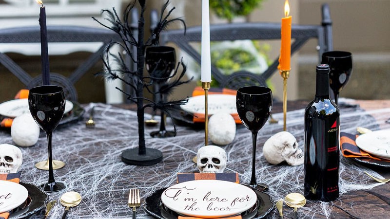 Bàn tiệc đêm Halloween đầy sự đen tối và bí ẩn