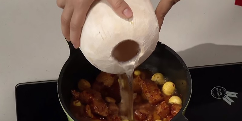 Dùng nước dừa để kho thịt