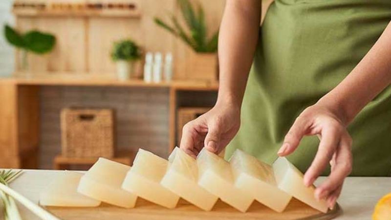 Cách làm xà phòng từ sữa dê và chanh