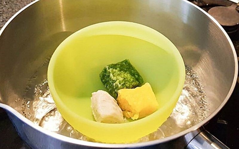 Rã đông nước dashi bằng cách đun cách thủy