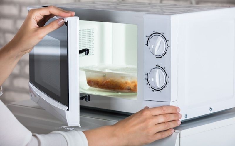 Rã đông nước dashi bằng cách sử dụng lò vi sóng