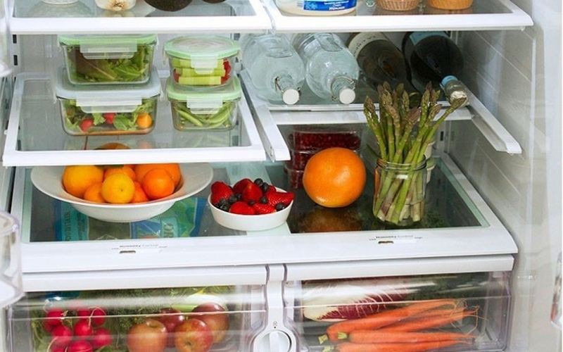 Rã đông nước dashi bằng cách để trong ngăn mát tủ lạnh