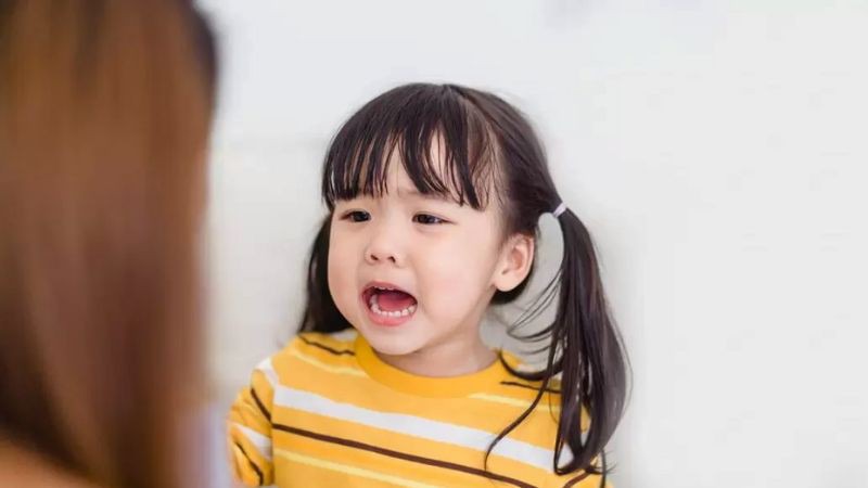 Tiếp tục la mắng nhiều hơn khi trẻ phản ứng lại
