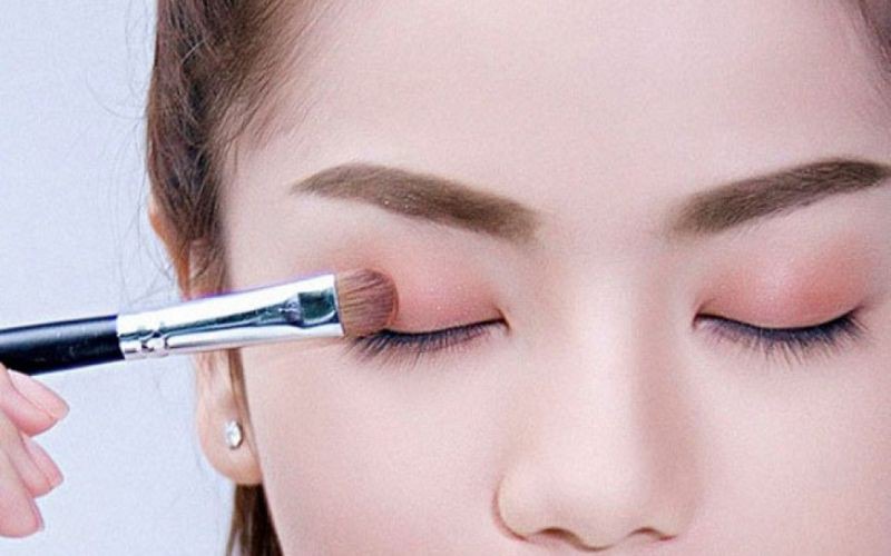 Đánh bầu mắt nhẹ nhàng và tự nhiên