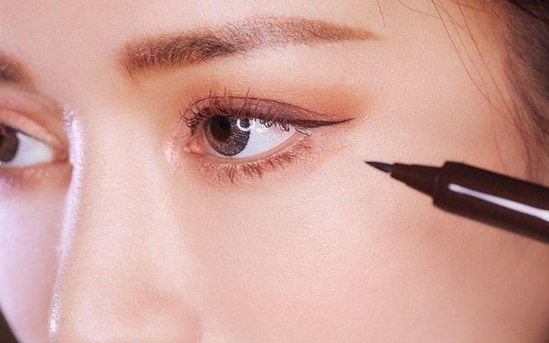 Cách vẽ eyeliner không bị “chệch nhịp”