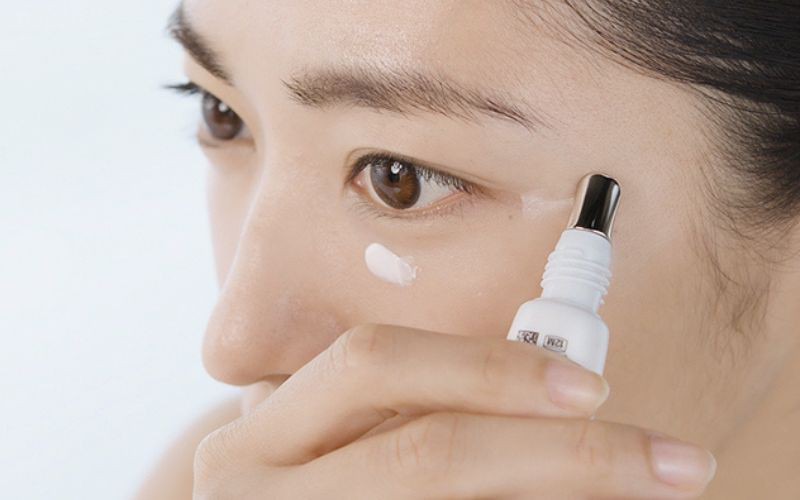 Sử dụng kem che khuyết điểm