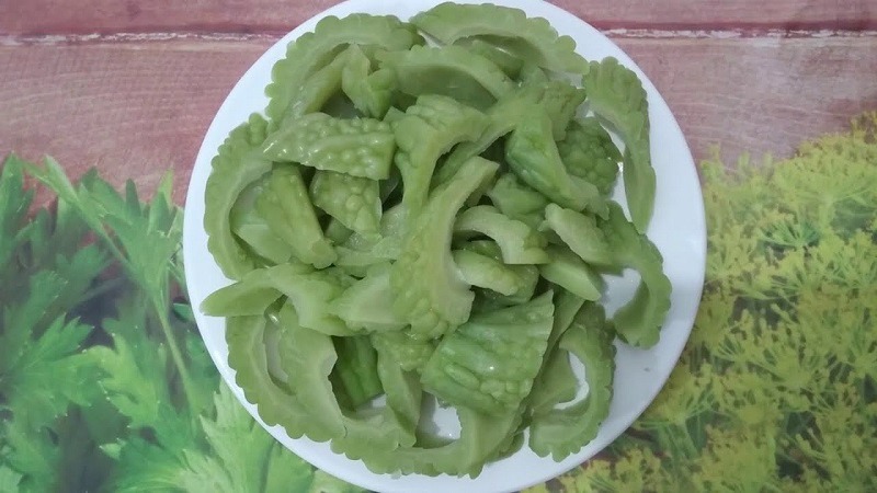Luộc khổ qua sau đó mang đi xay nhuyễn