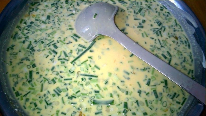 Pha bột bánh xèo với nước cốt dừa