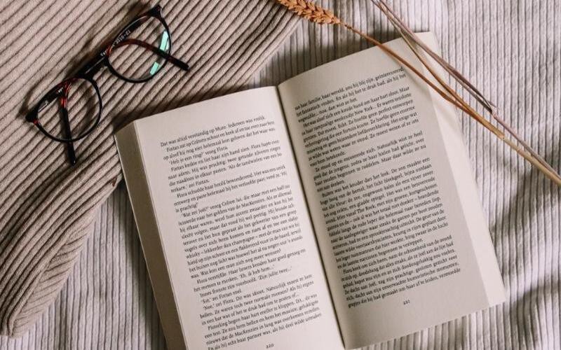 Tặng sách theo sở thích của bạn thân, chắc chắn sẽ món quà thu hút