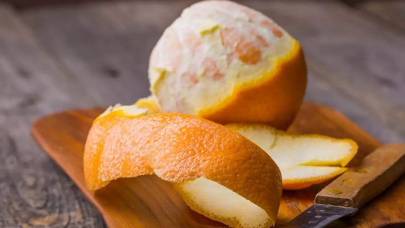 Gọt bỏ vỏ cam trước khi vắt