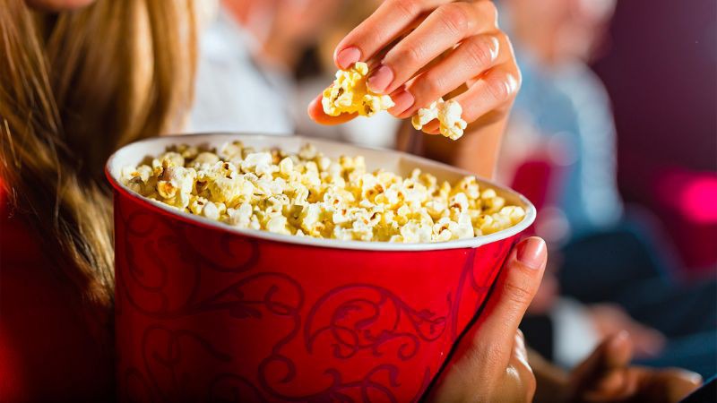 Mẹ bầu nên tránh ăn vặt khi xem phim