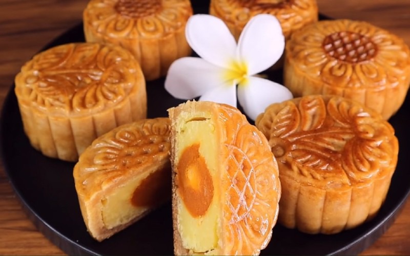 Bánh Trung thu nướng nhân trứng muối