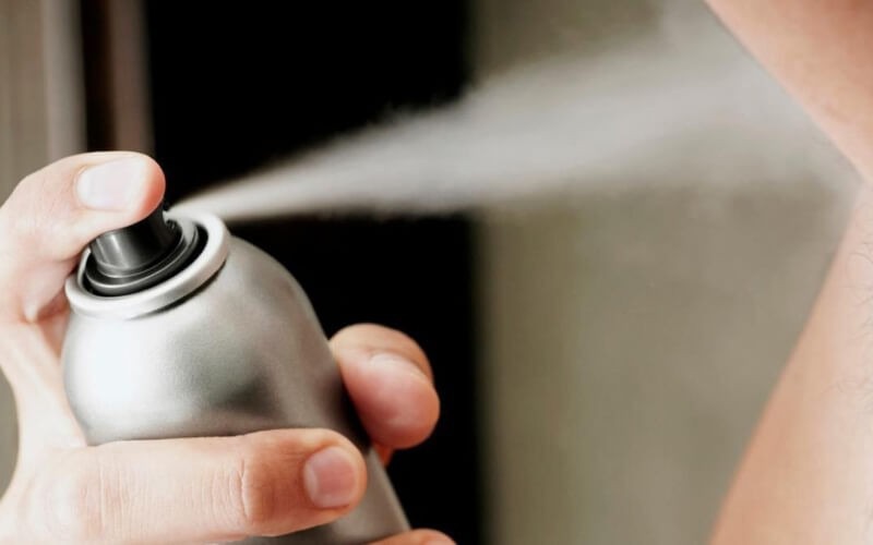 Đưa bình xịt vào phần cơ thể mà bạn muốn xịt, nên nhớ giữ khoảng cách tối thiểu từ 15 - 20cm