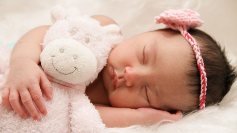 Bé lắc đầu khi ngủ có thể do mệt mỏi