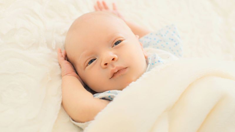Nếu trẻ khi ngủ lắc đầu liên tục, rụng tóc, đổ mồ hôi nhiều hoặc quấy khóc, có thể đó là dấu hiệu của việc thiếu canxi