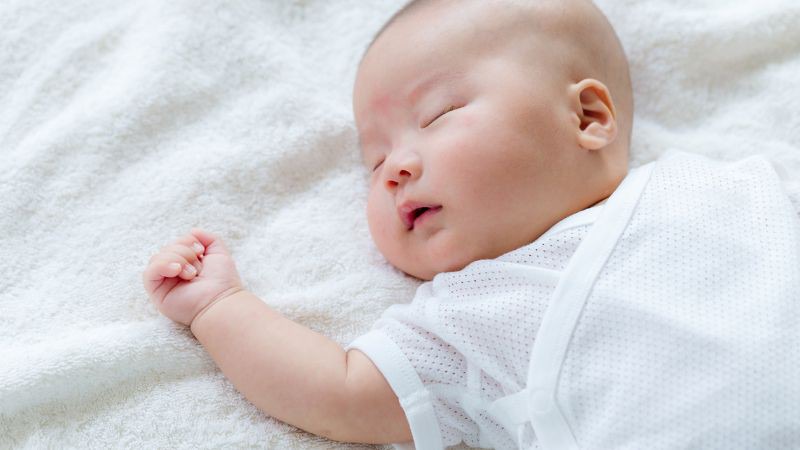 Cha mẹ nên làm gì khi bé ngủ hay lắc đầu?