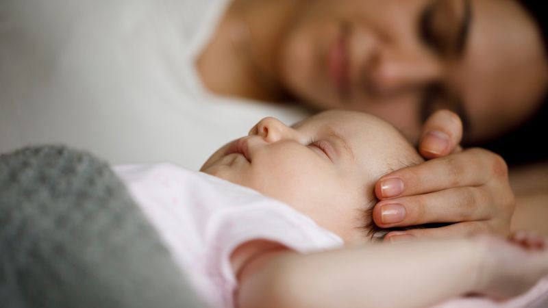 Trẻ lắc đầu kiểm soát cơ thể mình