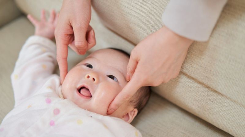 Có nhiều nguyên nhân khiến trẻ thè lưỡi