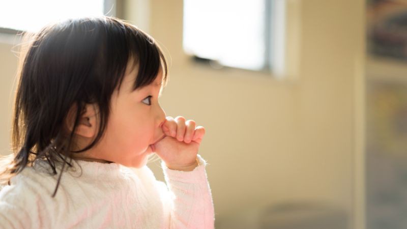 Hành động nhai miệng giống như mút tay ở bé lớn