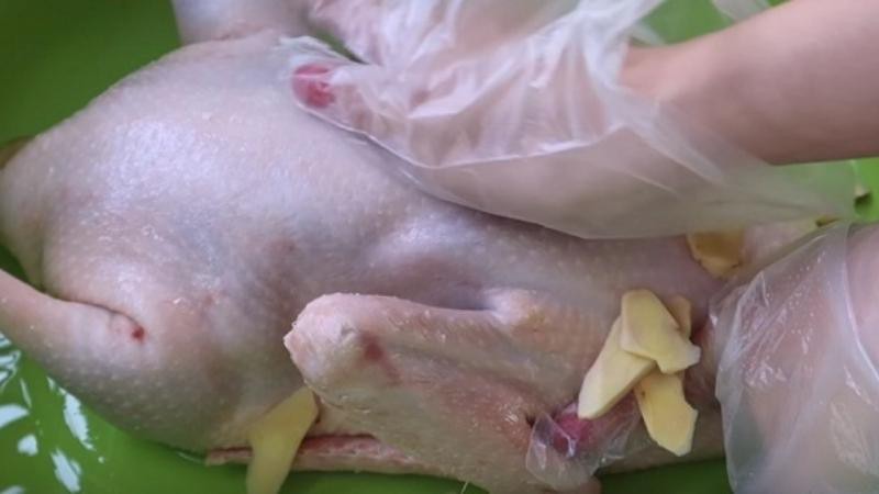 Xoa vịt với chanh tươi hoặc gừng