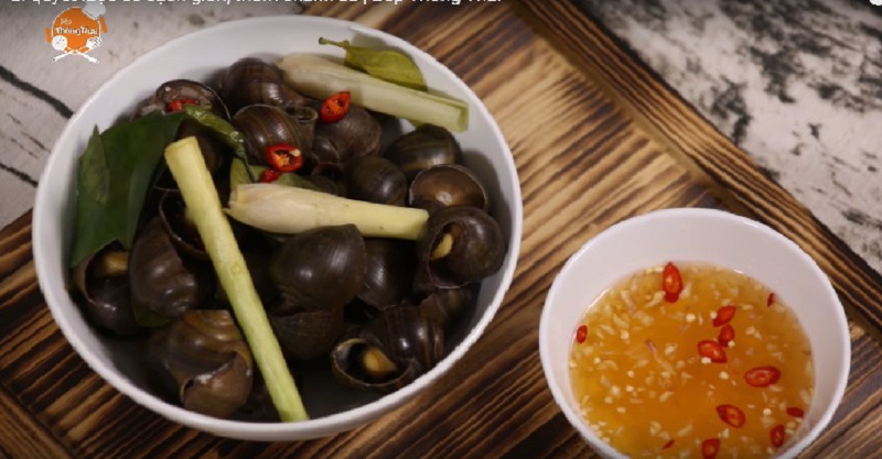 Bí quyết luộc ốc sạch, thịt ốc giòn và thơm chanh sả