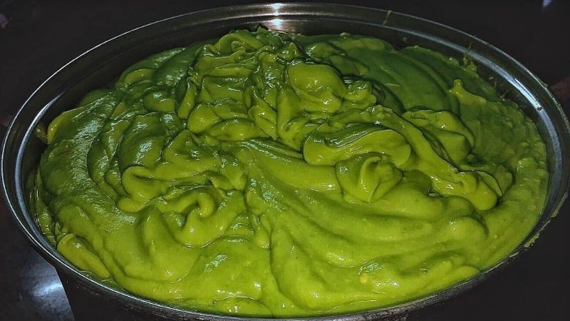 Nấu đến khi bơ chuyển màu thì tắt bếp