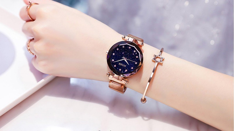 Đeo thêm vòng tay hoặc đồng hồ để che đi hình xăm
