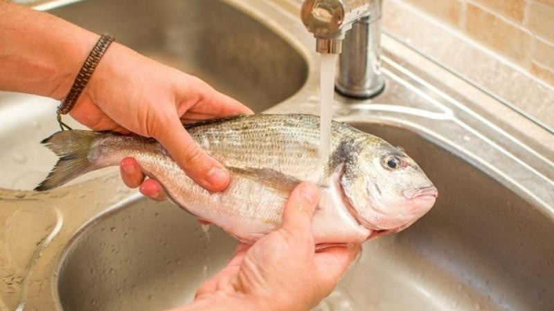 Hãy bắt đầu với việc làm sạch cá
