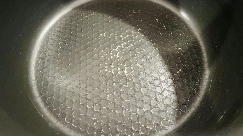 Chảo, nồi xuất hiện đốm trắng